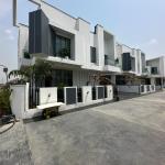 LUXURY 5 BEDROOM FULLY DETACHED DUPLEX